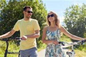 03-couple-outside-with-sunglasses-and-bicycles-photoshop-export