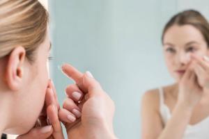 Žena aplikující si kč contactlenses