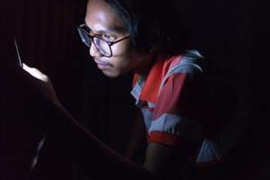 smartphone-user-in-the-dark