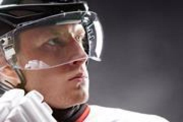 hockey-player-wearing-a-helmet-with-visor ochrana očí při sportu
