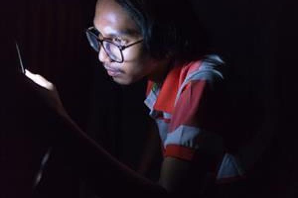 smartphone-user-in-the-dark