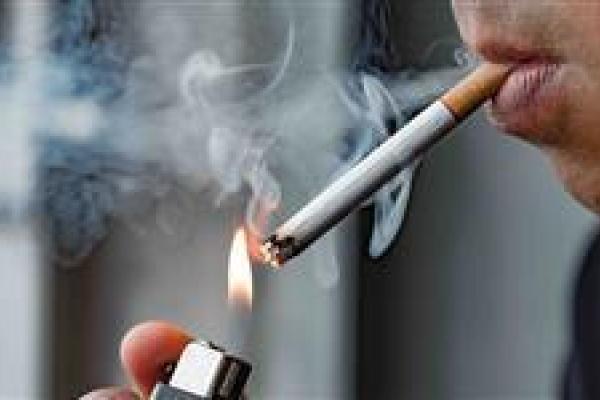 Zapálená cigareta Onemocnění očí z kouření