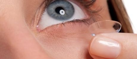removing-contact-lenses